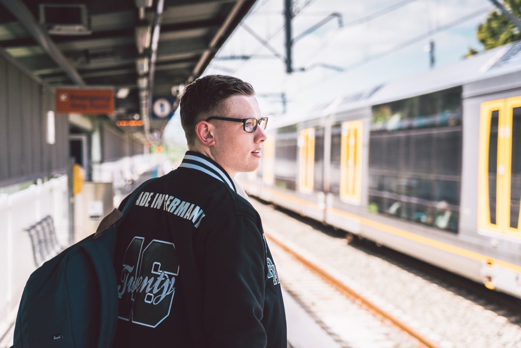 aifs-person-schüler-student-rucksack-bahnhof-schüleraustausch-australien