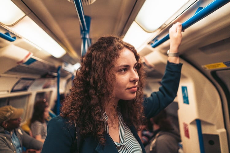 aifs-studieren-im-ausland-schüleraustausch-person-U-Bahn-Fahrt