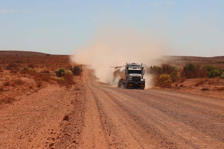 Roadtruck im Outback in Australien