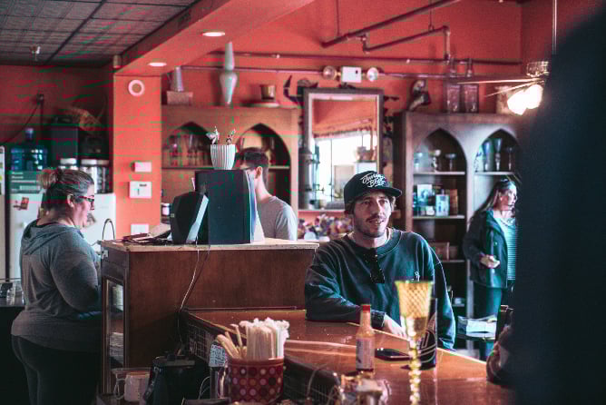 Person in einer Bar bei Work and Travel in Australien