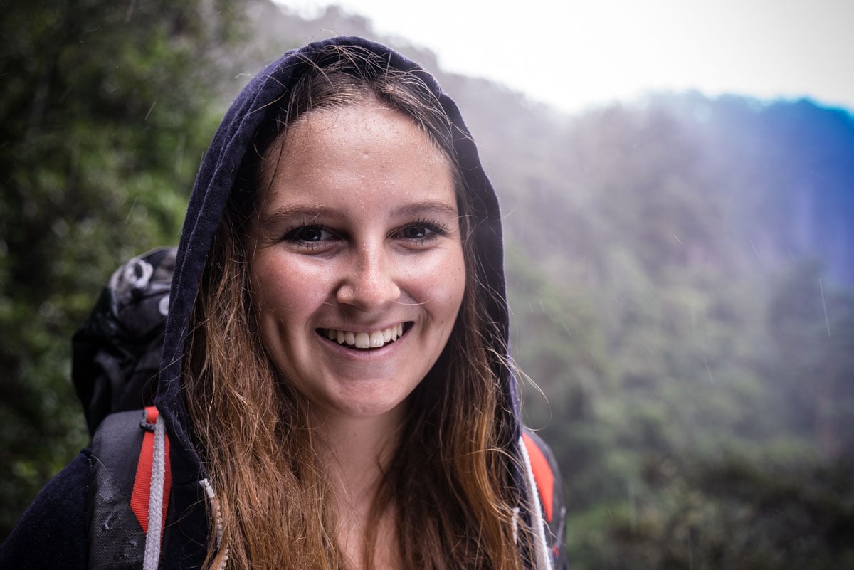 Person mit Rucksack im Regenwald in Australien