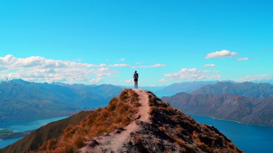 Person auf einem Berg Work and Travel in Neuseeland auf der Südinsel