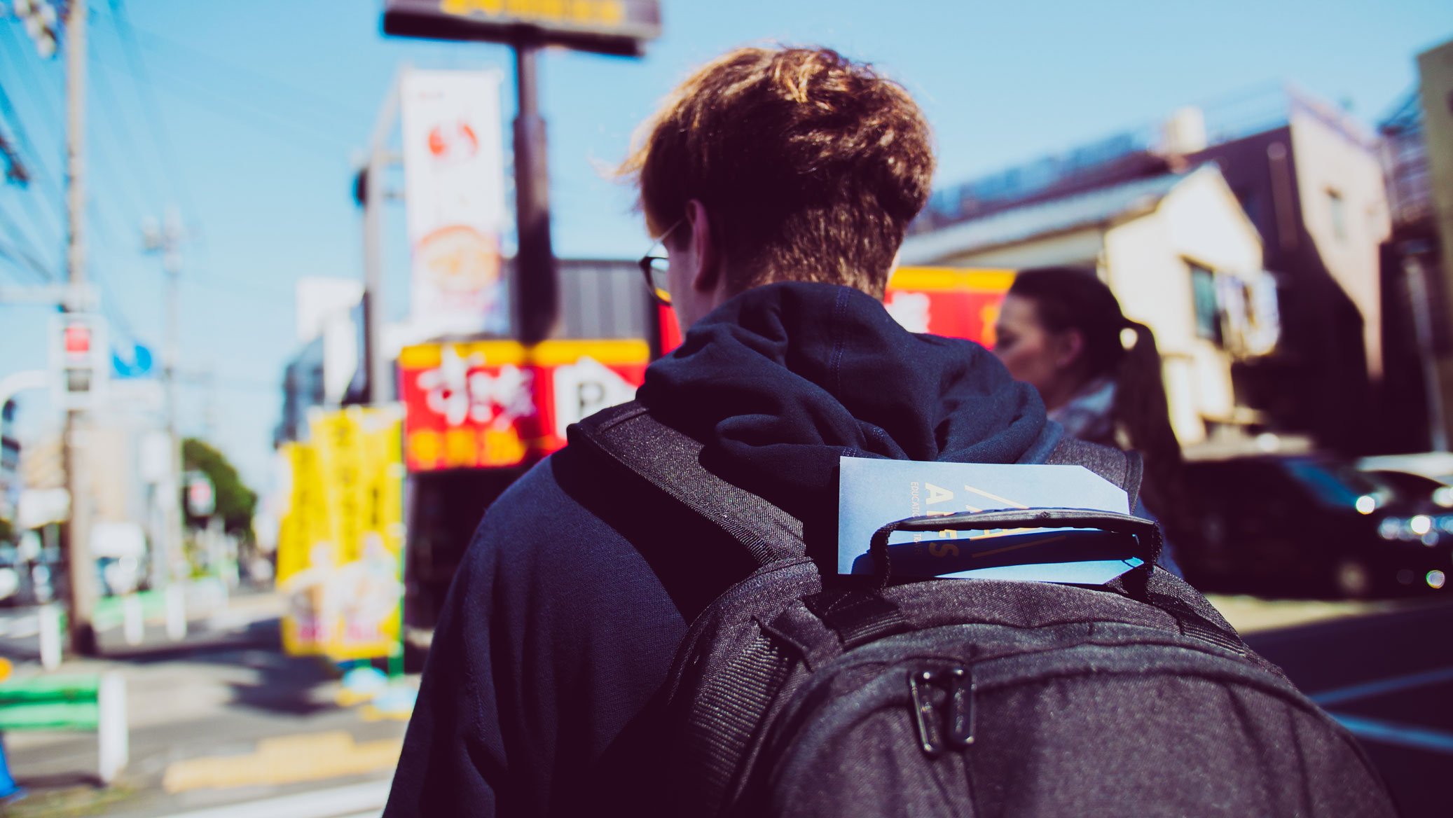 Person mit Rucksack bei Work and Travel in Tokyo