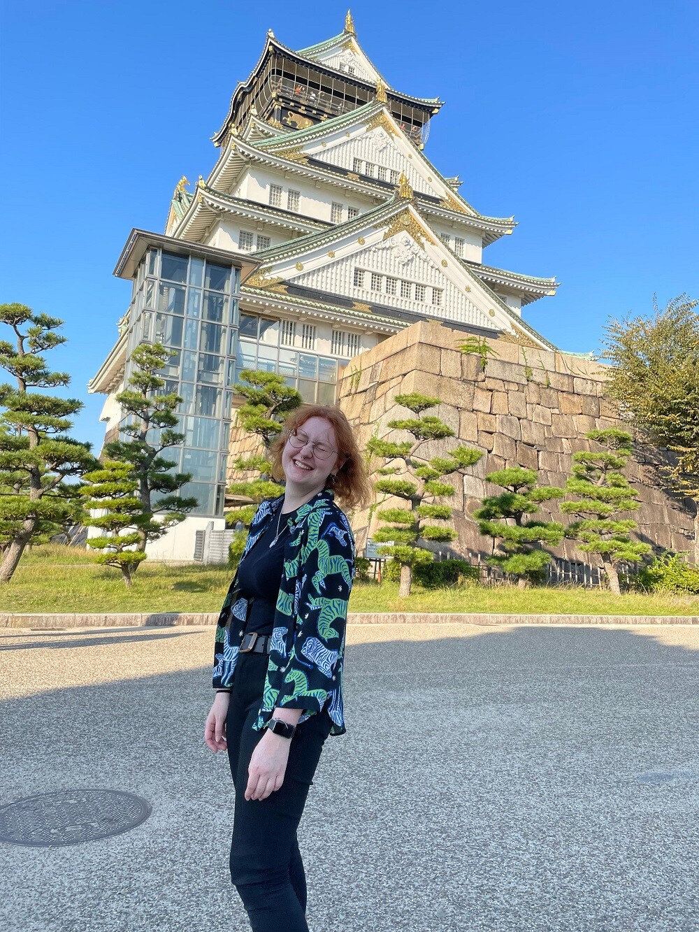 Person vor einem Tempel bei Work and Travel in Japan