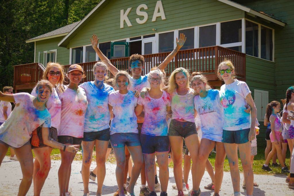 Gruppe beim Holly Color Festival mit AIFS