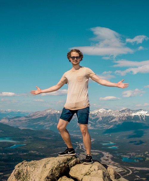 Backpacker auf Berggipfel in Kanada