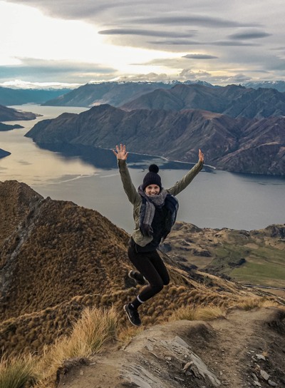 Backpacker auf Berggipfel in Neuseeland