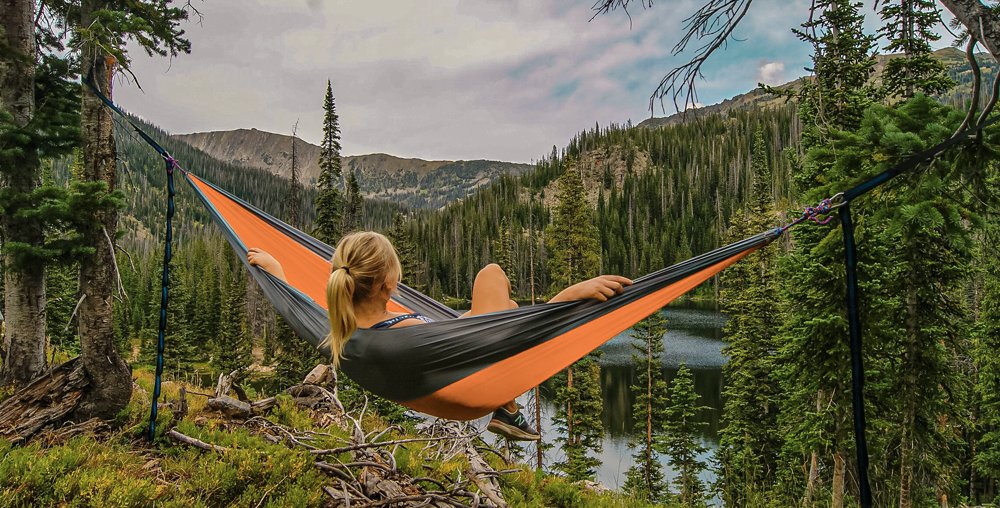 Backpacker chillt auf Hängematte in Kanada