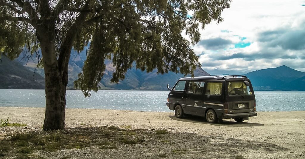Backpacker reist mit dem Campervan durch Neuseeland