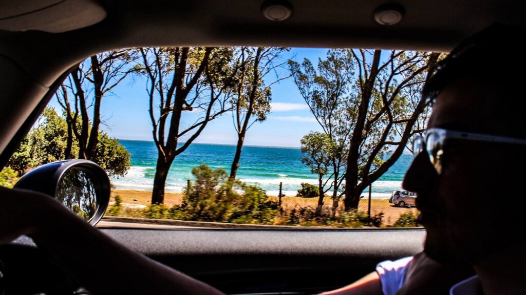 Autofahrer fährt Australiens Küste entlang